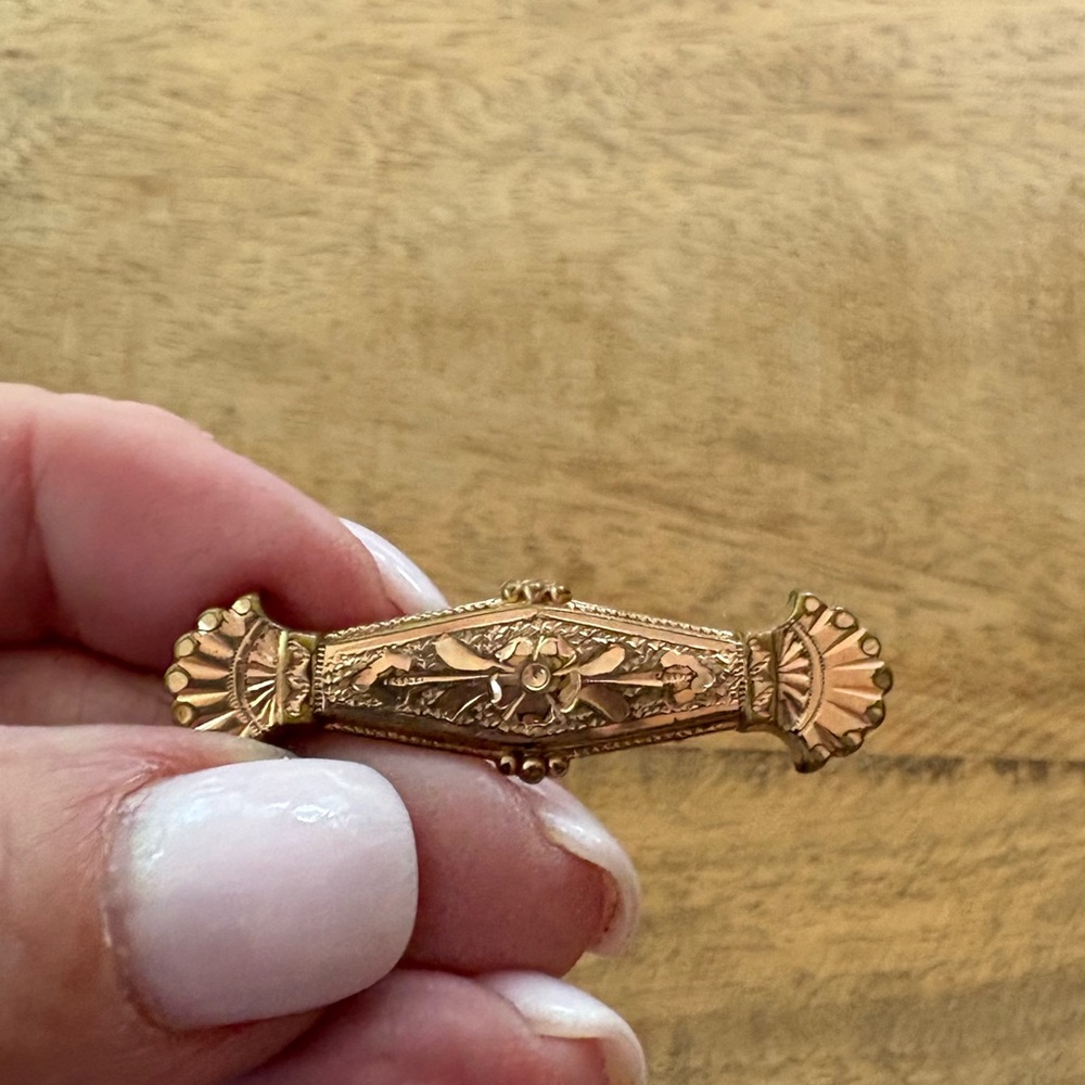 Vintage Estate Gold Brooch with Beautiful Floral Design - Picture 3 of 11